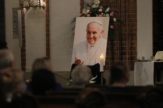 Msza święta w Warszawie za zmarłego papieża Franciszka. Archidiecezja warszawska podała nową datę