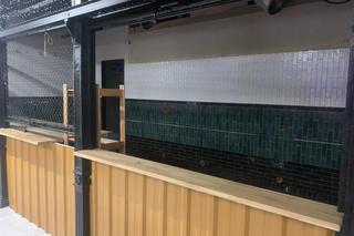 W bydgoskiej Hali Targowej pustki, ale nie wszędzie. Na piętrze zabawa trwa w najlepsze