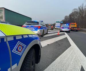 Wypadek na A4. 19-letni kierowca peugeota uderzył w bariery energochłonne