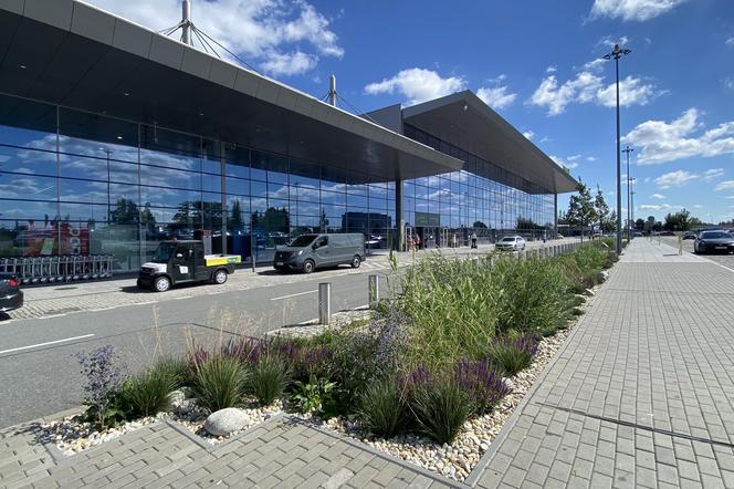 Zazieleniony teren parkingu i pasażu przed terminalami Katowice Airport