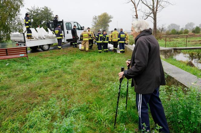 Trwają przygotowania na wielką wodę w Odolanowie. Niż genuański może przynieść powódź i podtopienia [ZDJĘCIA]