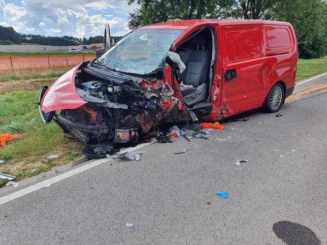 Makabryczny wypadek pod Ostrowią Mazowiecką! Cztery karetki i śmigłowiec zabrały ciężko rannych [ZDJĘCIA]