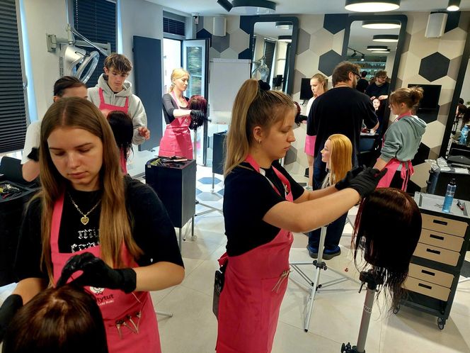 Przez pięć dni uczą się od mistrzów fryzjerstwa, poznają Bydgoszcz i własne możliwości. Trwa Camp Fryzjerski dla młodzieży z domów dziecka