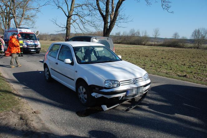 Niebezpieczny wypadek w Pomorskiem. 67-letni motocyklista zderzył się z dwoma autami