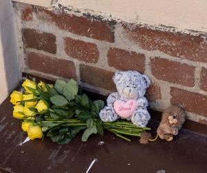 Atak na przedszkolaków w Poznaniu. 71-latek zabił 5-latka. Na miejscu zbrodni płoną znicze