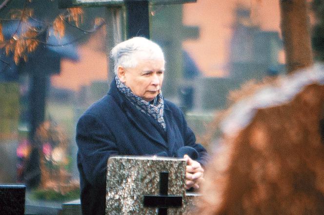 Kaczyński na grobie brata