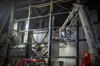 Kawle. Strażacy usuwają zniszczenia po pożarze hali przetwórstwa drobiu. W akcji robot gaśniczy i drony