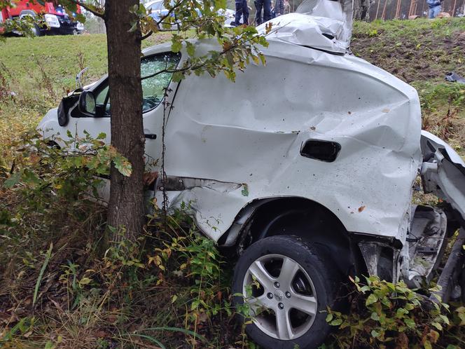 Makabra pod Wyszkowem. Bmw i peugeot zmiażdżone jak puszki. Jedna osoba nie żyje