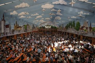 Dzikie szaleństwa na Oktoberfest! Nawet odkurzacz...