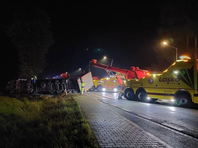 Potworna kraksa skody z tirem. Nie żyje kierowca osobówki