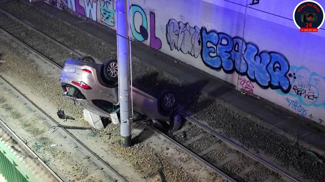 Auto spadło z kilku metrów na tory tramwajowe w Warszawie