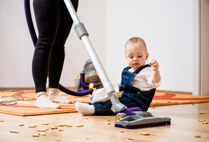 Sprzątanie przy niemowlaku - jak ogarniać dom i dziecko jednocześnie?