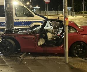 Kierujący sportowym BMW uderzył w słup tramwajowy w Warszawie. Dwie osoby ranne