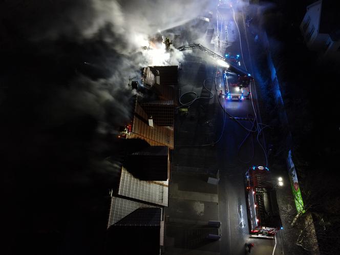 Ogromne kłęby dymu i płomienie. Cztery domy pod Piasecznem uległy uszkodzeniu w pożarze
