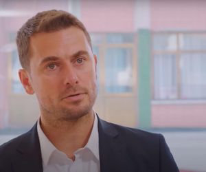 Kuzey i Bahar pójdą do salonu sukien ślubnych, by wybrać dla dziewczyny kreację.