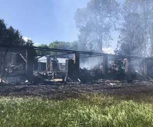 Duży pożar zabudowań we wsi Krasne Folwarczne. Spłonął dom wraz z wyposażeniem