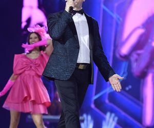 Ksiądz Krzysztof Kołtunowicz bez skarpetek wygłupia się przy kawałku Zenka Martyniuka