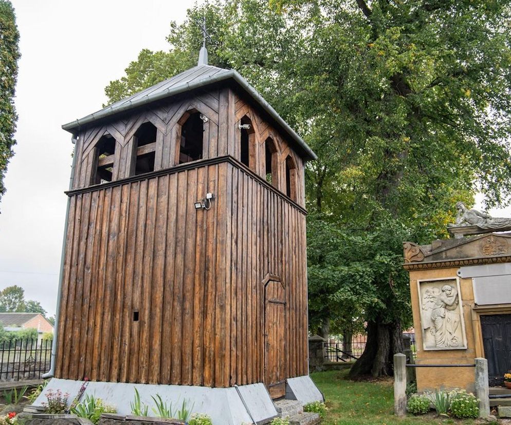 Ten drewniany kościół zachwyca turystów. Jest jednym z najcenniejszych zabytków województwa łódzkiego 