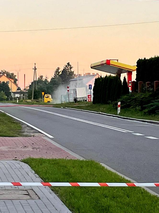 Dźwierzuty. Awaria zbiornika z gazem na stacji paliw. Ewakuowano 19 mieszkańców [FOTO]