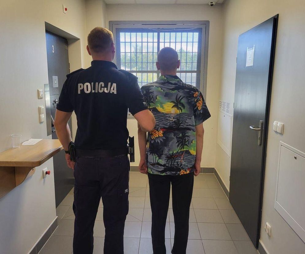 Przewoził w bagażniku dwóch Afgańczyków. Wpadł podczas policyjnej akcji na A2