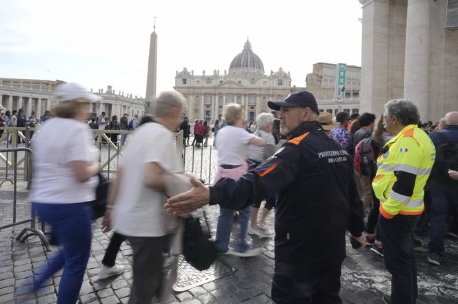Snajperzy na dachach w Watykanie. "Nadzwyczajne środki"