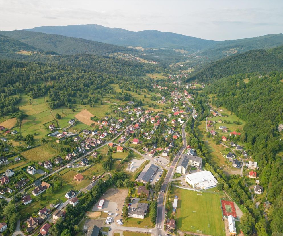 Najdłuższa wieś w Polsce znajduje się w Małopolsce. To idealna baza wypadowa w Beskidy [GALERIA]