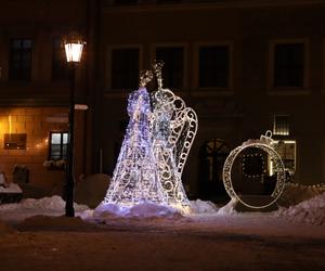 Lublin wieczorową porą. W mieście świąteczne ozdoby i hałdy śniegu. Zobacz zdjęcia!