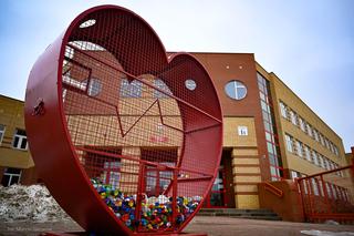 Duże czerwone serca na nakrętki przy czterech białostockich szkołach [ZDJĘCIA]