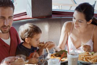 Z dzieckiem w restauracji, czyli co powinnaś wiedzieć o jedzeniu z dzieckiem poza domem