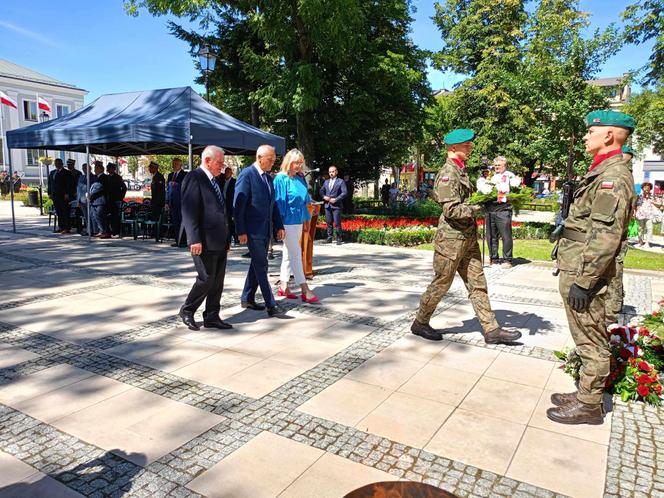 Na Skwerze Niepodległości w Siedlcach można było wysłuchać okolicznościowych przemówień i Apelu Pamięci Oręża Polskiego