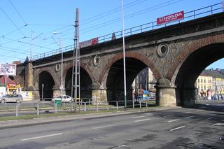 Kraków. Pracownicy runęli z wiaduktu na Grzegórzkach. Życie jednego z nich jest zagrożone!