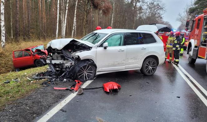  Masakra na drodze pod Prochowicami. Samochód zmiażdżony, kierowca nie żyje