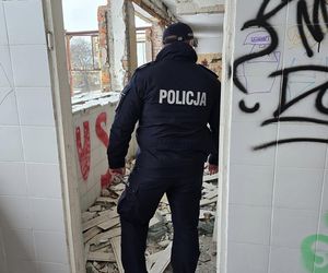 Policjanci z Leszna sprawdzali miejsca, gdzie koczują bezdomni 