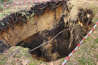 Kolejne zapadlisko na terenie osiedla w Trzebini. Pojawiło się tuż obok bloku