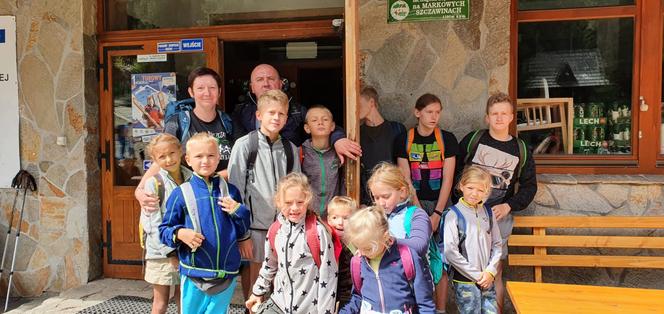 Autobus 15-osobowej rodziny zastępczej z Zabrza spłonął w drodze. Z pomocą przyszli dobrzy ludzie