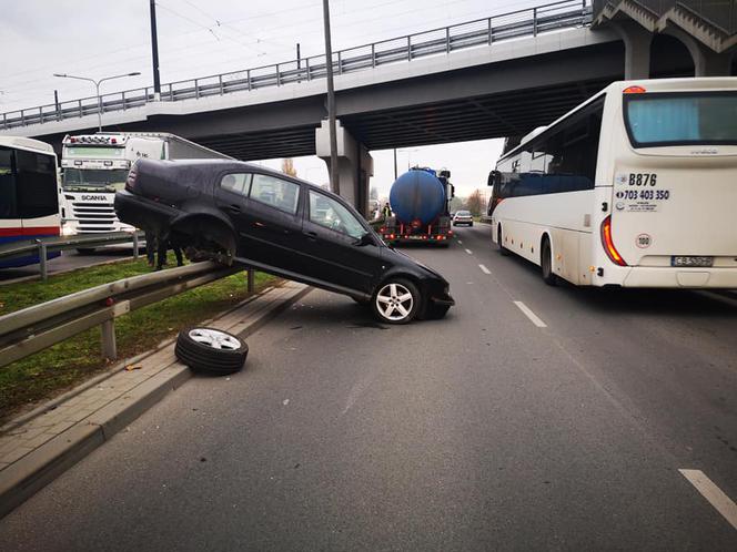 Nietypowy wypadek na Kamiennej w Bydgoszczy! Auto wjechało na barierki! [ZDJĘCIA]