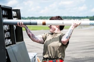 Uzbrajanie F-16C w rakiety APKWS do zwalczania dronów