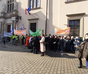 Protest pod krakowskim magistratem dotyczący Nowego Miasta. Chcemy pracy, nie Manhattanu