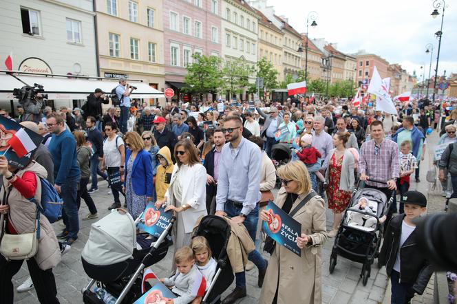 Pochód wyruszył z placu Zamkowego w Warszawie. Narodowy Marsz Życia pod hasłem Niech Żyje Polska! - jak podkreślają organizatorzy - jest manifestacją sprzeciwu wobec ataków wymierzonych w małżeństwo, rodzinę i w „poczęte dzieci zagrożone aborcją”.