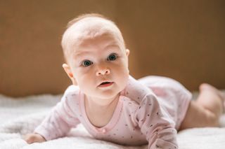 Kiedy przestanie być łyse i jaki będzie mieć kolor włosów?  Ważne informacje o dziecięcych fryzurach