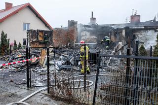 Ogromny pożar pod Płockiem! Nie żyje kobieta. Kilka innych osób uratowanych. W domu wybuchł gaz? [ZDJĘCIA]