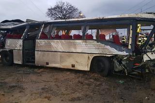 Kujawsko-pomorskie: Autobus szkolny zderzył się z pociągiem. NIE ŻYJE jedna osoba!