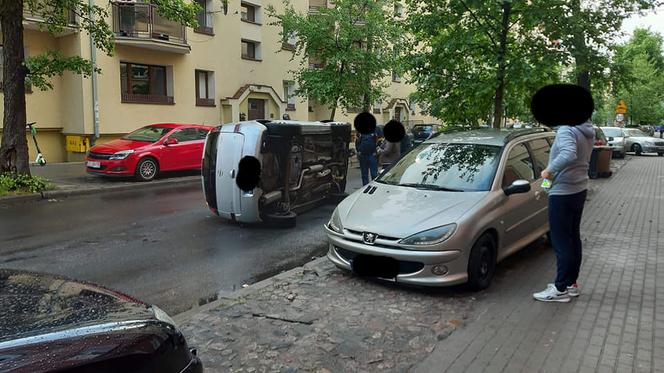 Kolizja na ulicy Śląskiej w Bydgoszczy! Jedno z aut wylądowało na boku [ZDJĘCIA]