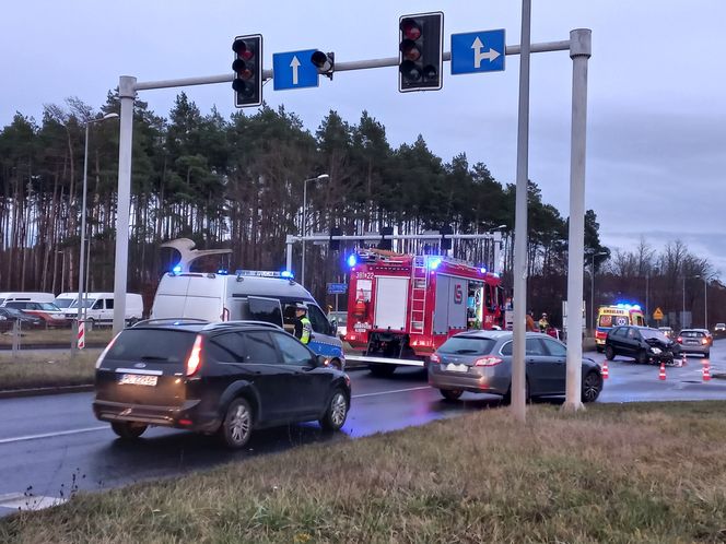 Nie ma świateł, jest kolizja. Zderzenie na dużym skrzyżowaniu w Lesznie