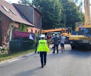 Ogromny dźwig staranował dom pod Puckiem! Budynek jest całkowicie zniszczony