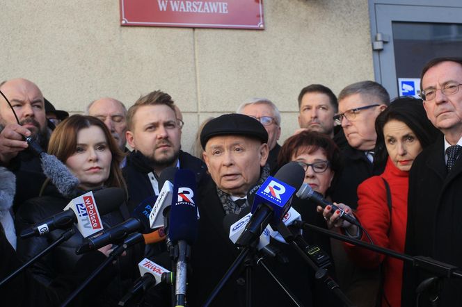  „Pierwsza ofiara śmiertelna demokracji”? Kaczyński oskarża prokuraturę 