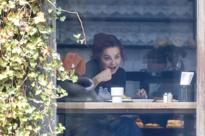 Małgorzata Socha stroi miny przy bajglu