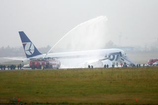 Awaryjne lądowanie kapitana Wrony 1.11.2011 w Warszawie