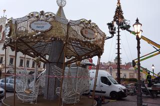 Trwa montaż świątecznej choinki na Rynku w Rzeszowie [ZDJĘCIA]