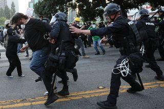 Protesty w Los Angeles coraz silniejsze. Emocje podsycają fałszywe zdjęcia i teorie spiskowe